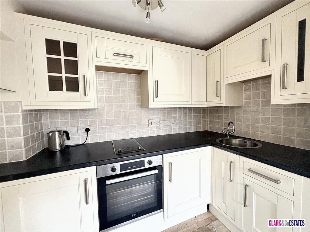 Property photo 3 of 10 Kitchen