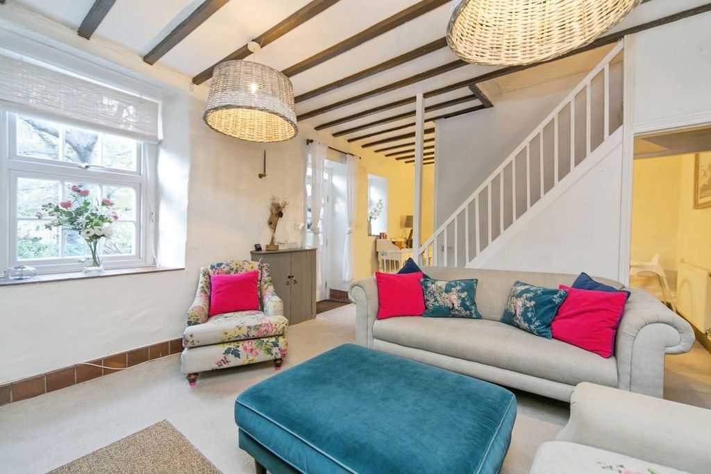 Property photo 3 of 20 Lounge