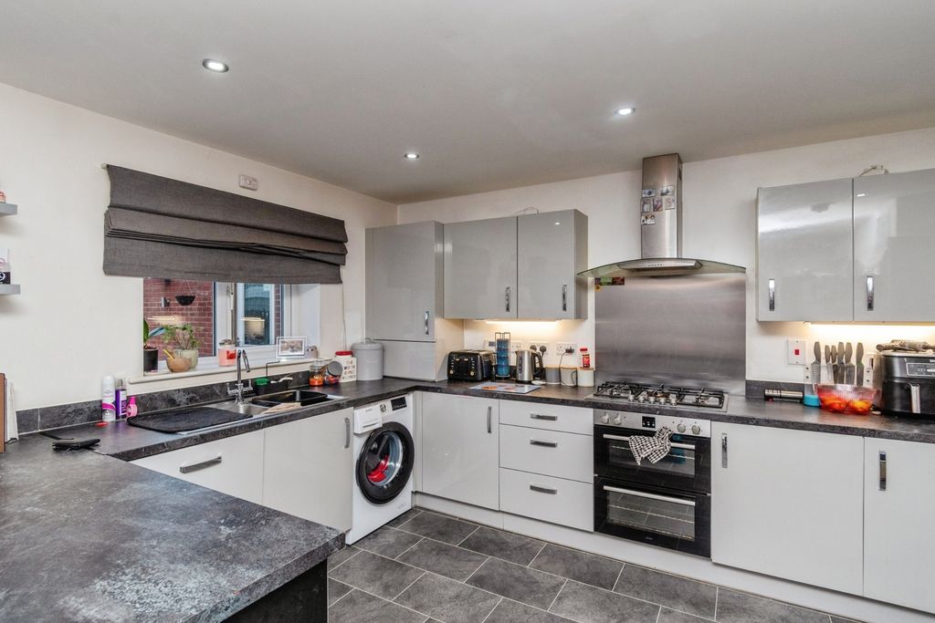 Property photo 3 of 19 Kitchen