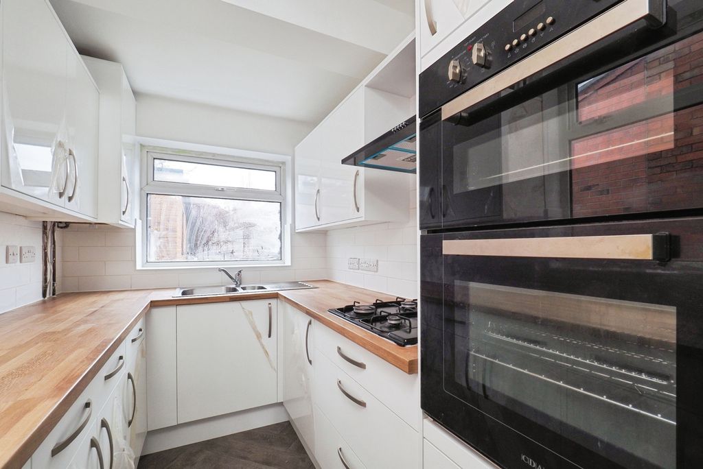 Property photo 3 of 17 Kitchen