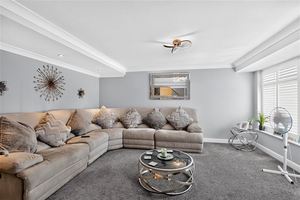 Property photo 3 of 16 Lounge