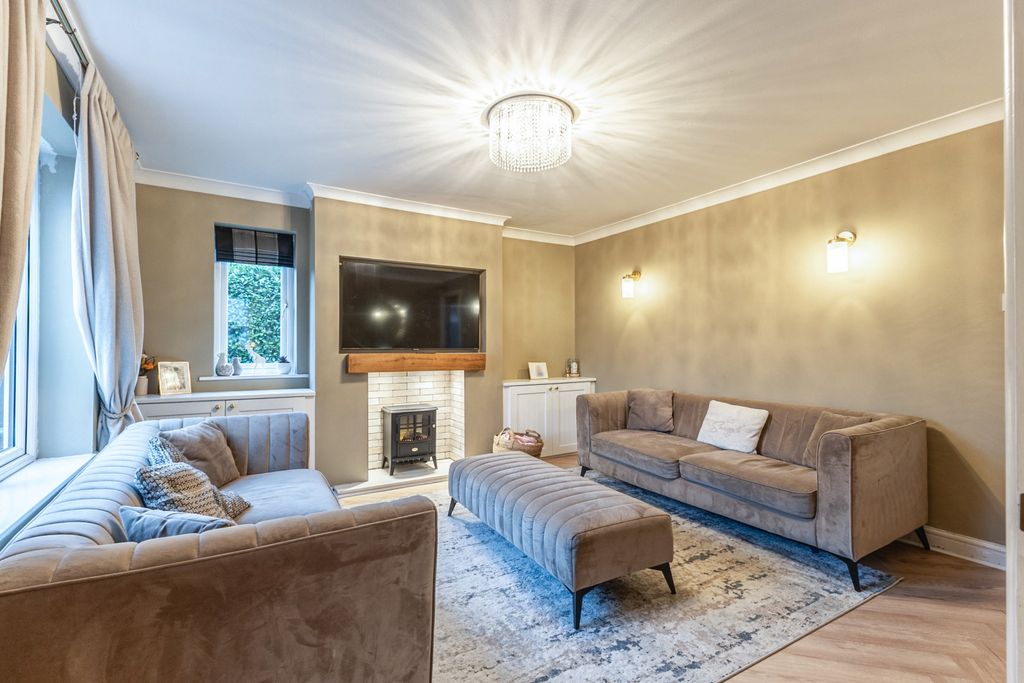 Property photo 3 of 18 Living Room