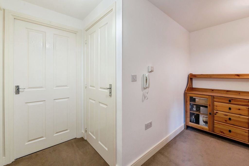 Property photo 2 of 19 Entrance Hall