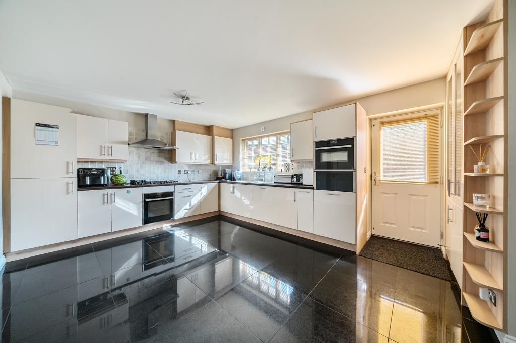 Property photo 3 of 18 Kitchen