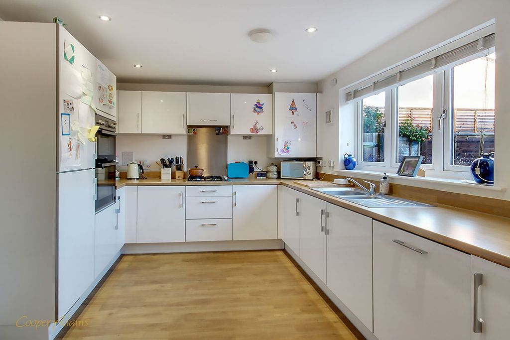 Property photo 3 of 16 Kitchen