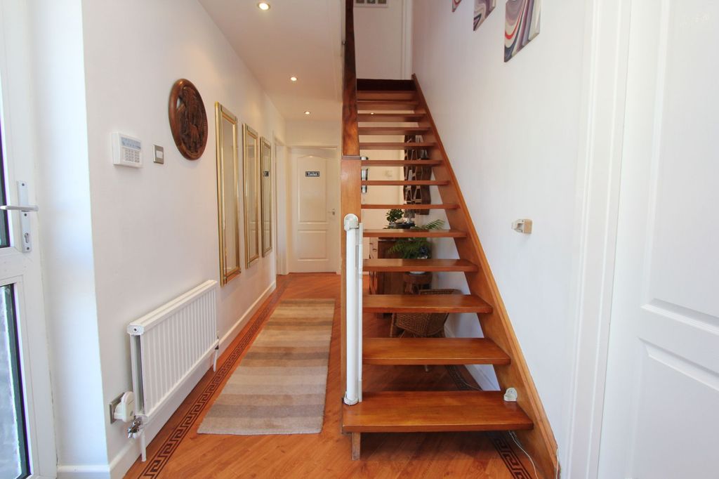 Property photo 3 of 32