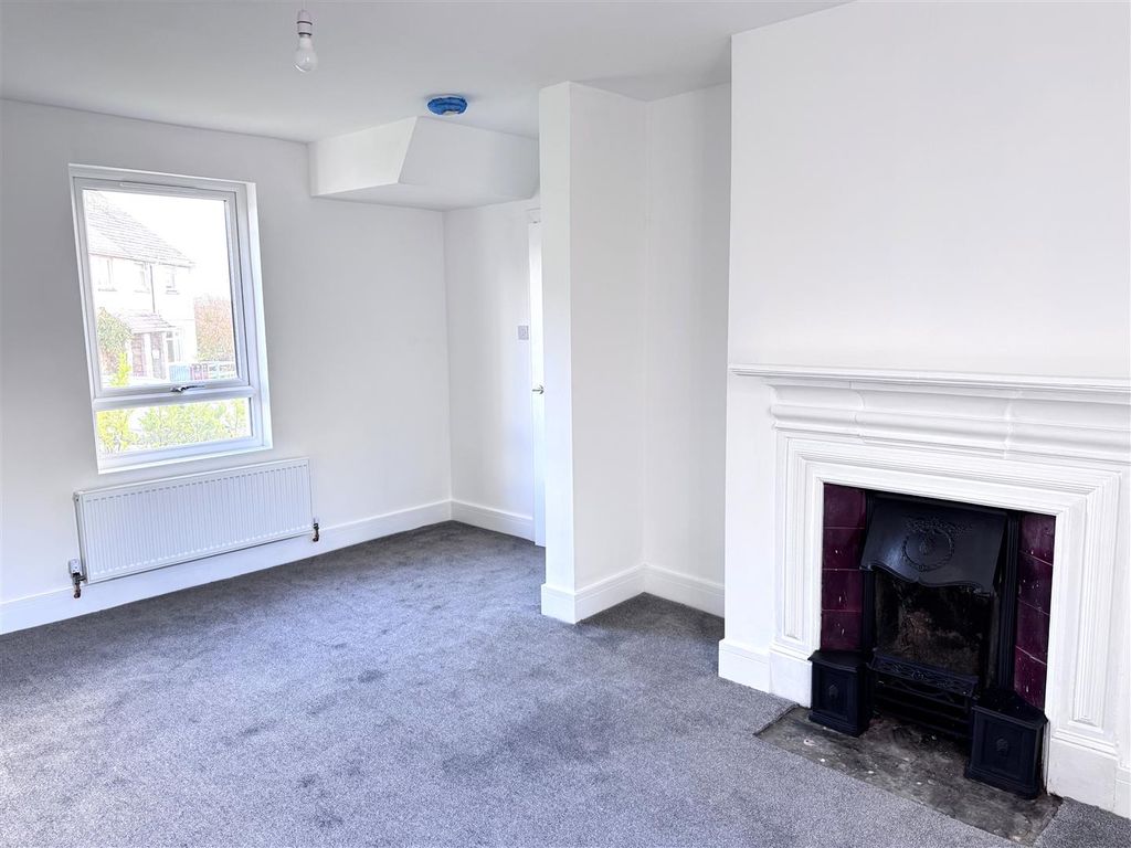 Property photo 3 of 17 Lounge