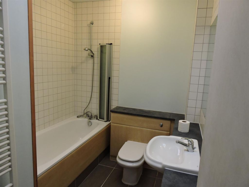 Property photo 3 of 18 Bathroom