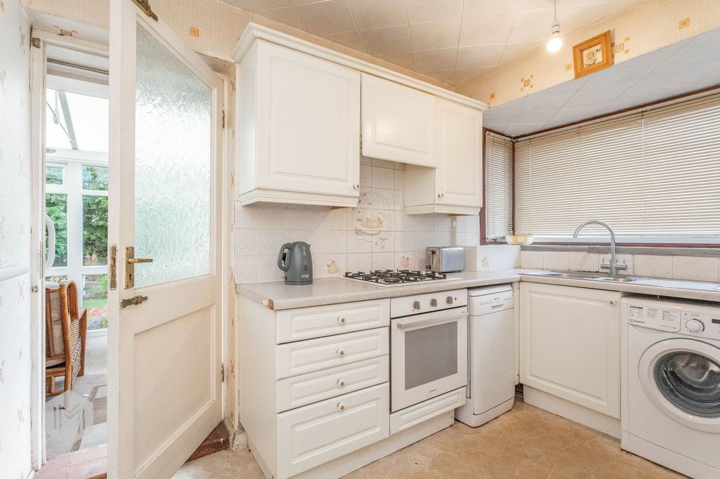 Property photo 2 of 28