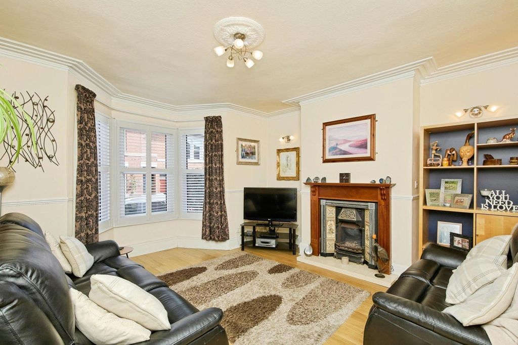 Property photo 2 of 18 Lounge