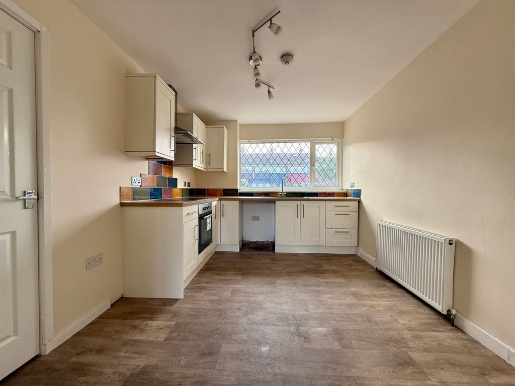Property photo 2 of 10 Kitchen