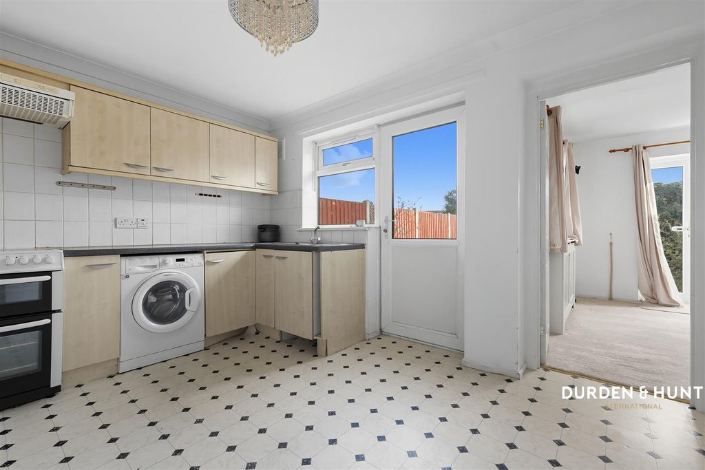 Property photo 3 of 15 Moreton Road