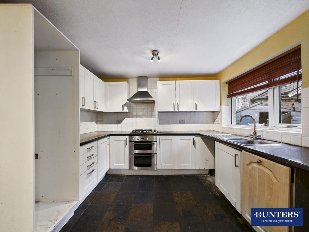 Property photo 3 of 11 Kitchen