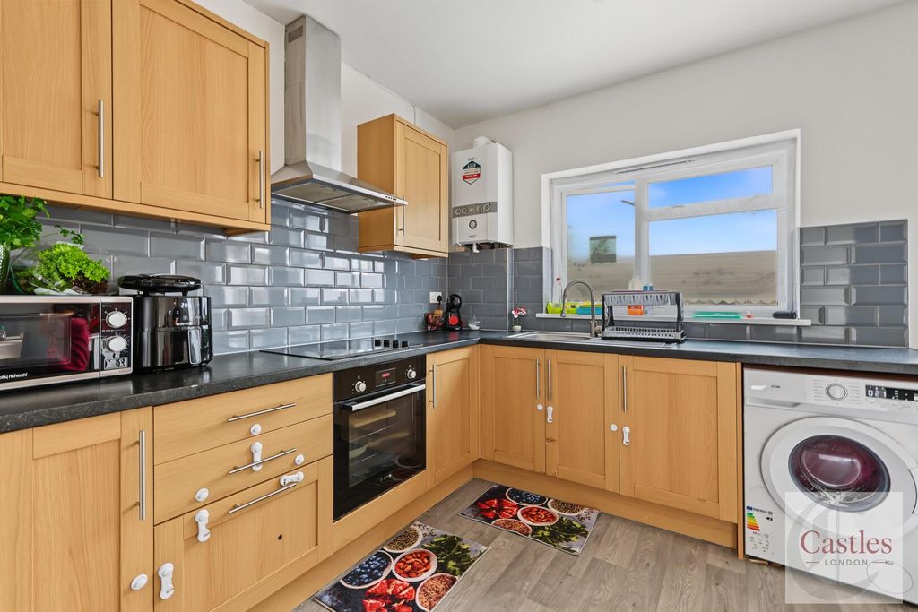 Property photo 2 of 19 Kitchen