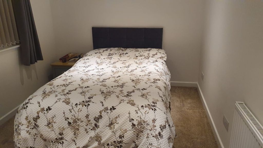 Property photo 2 of 5 A Cozy And Inviting Double Bedroom Featuring A Com...