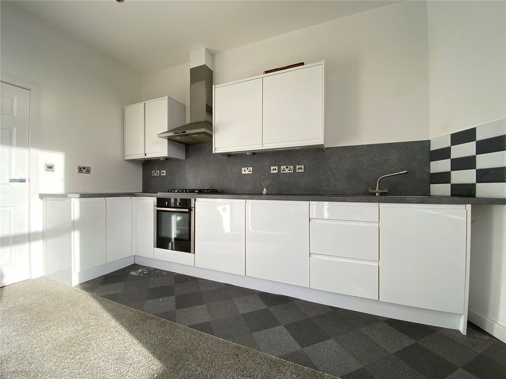 Property photo 2 of 10 Kitchen