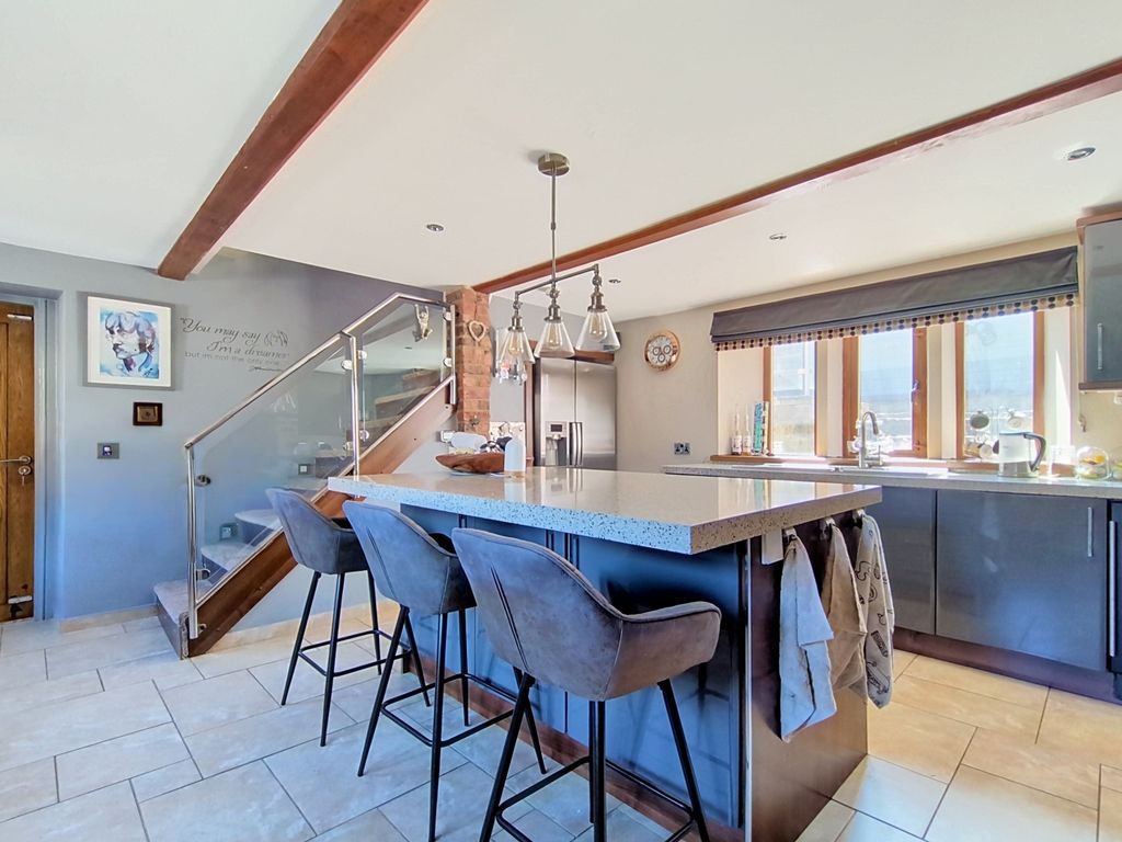 Property photo 2 of 33 386-Oxford-Road_00001