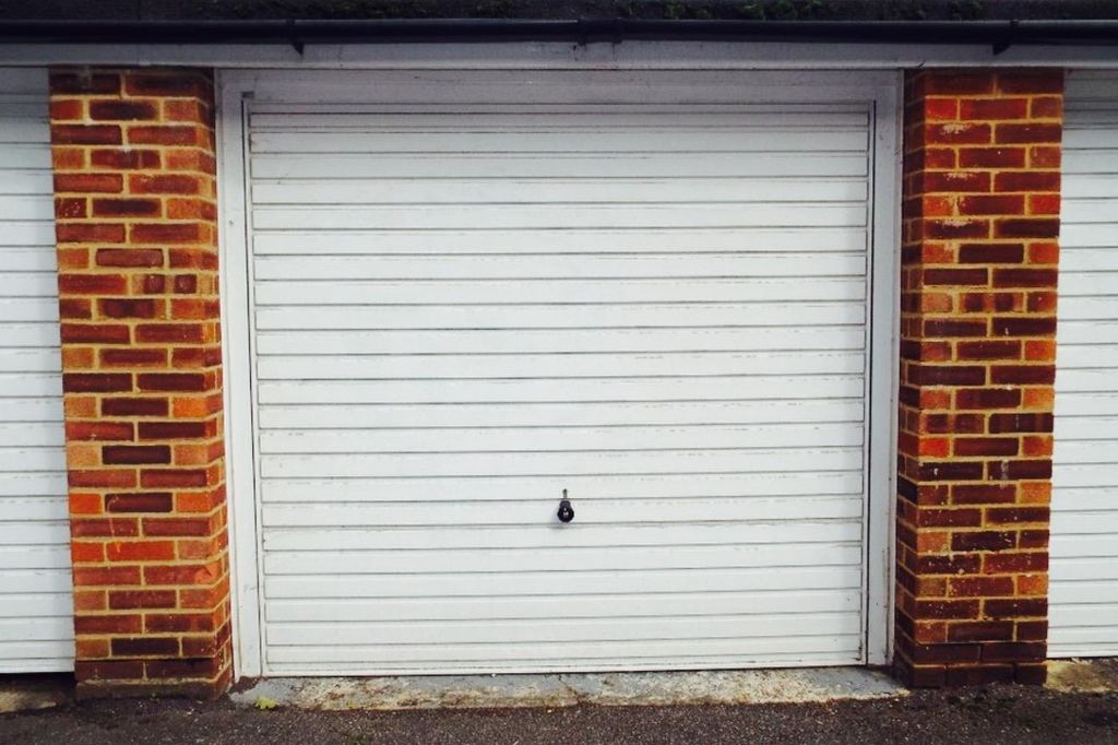 Property photo 3 of 6 Garage