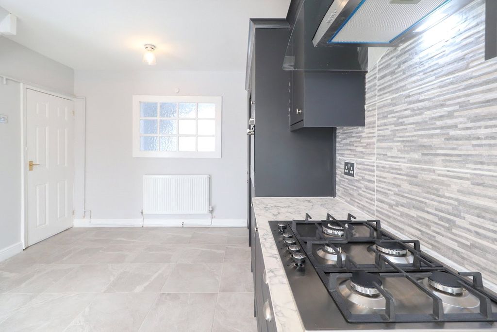 Property photo 2 of 29 Picture No. 24