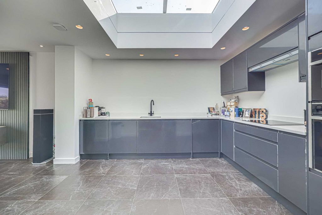 Property photo 2 of 31