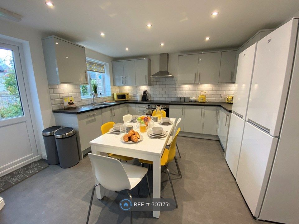 Property photo 2 of 4 Kitchen : Fully Equipped, Modern Kitchen