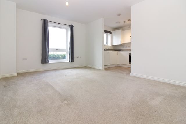 Property photo 3 of 10 Living Space