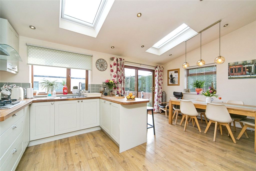 Property photo 2 of 23 Picture No. 17