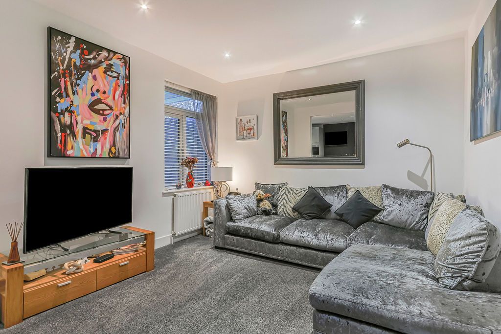 Property photo 2 of 25