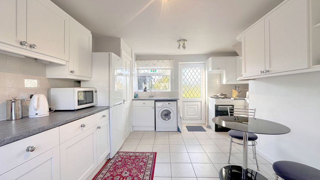 Property photo 2 of 17 Kitchen