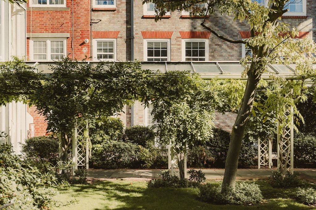 Property photo 1 of 19 Crown Lodge