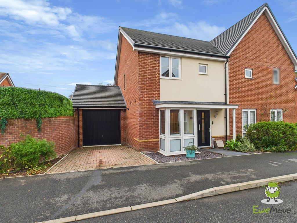 Property photo 1 of 26 Ewemove Estate Agents Basingstoke - The Coach Road