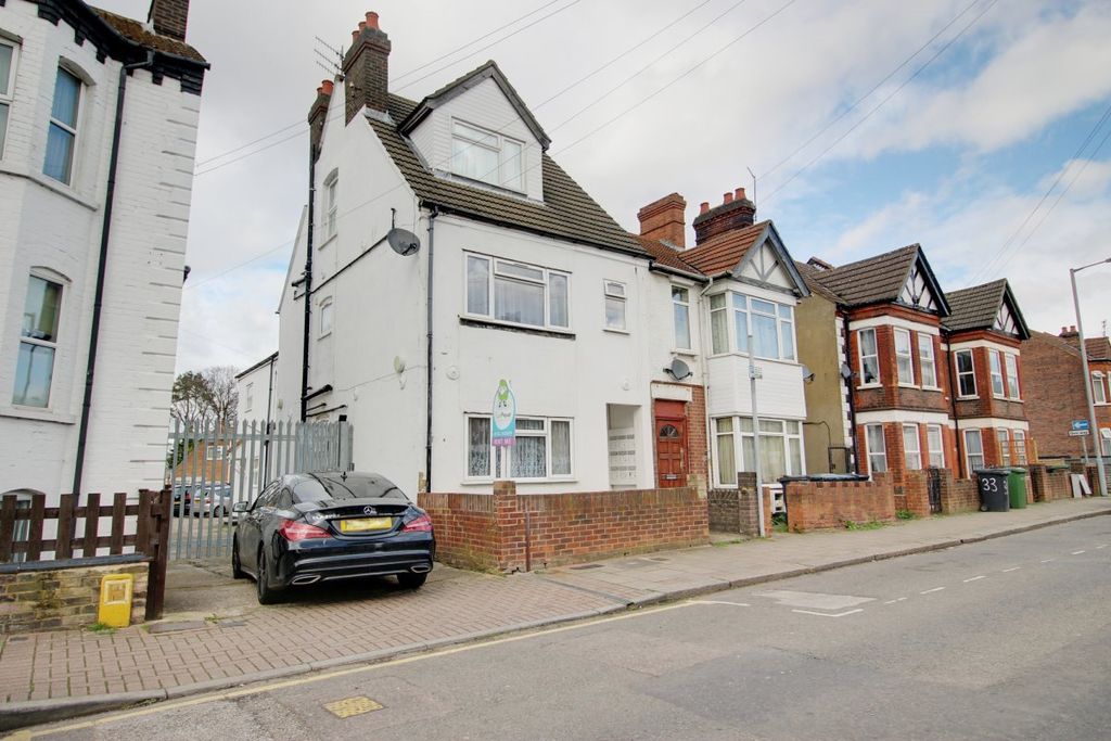 Property photo 1 of 5 Flat For Rent