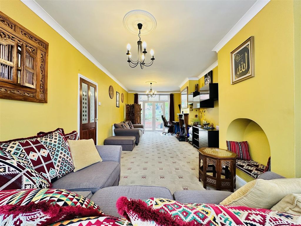 Property photo 3 of 19 Lounge