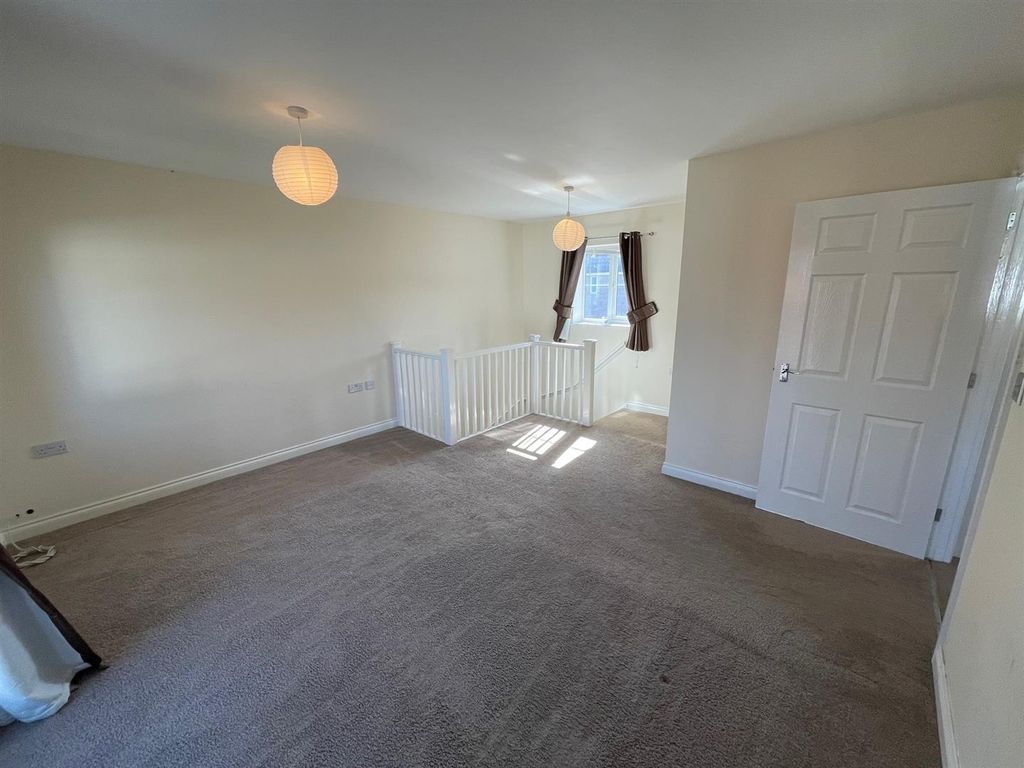 Property photo 3 of 13 Lounge