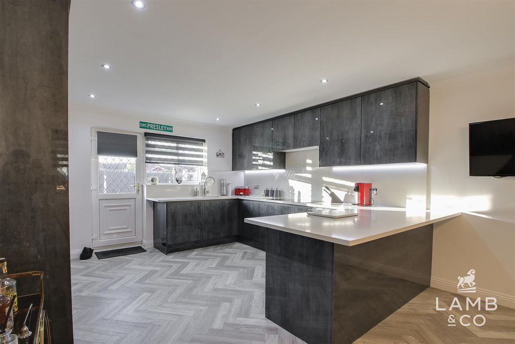 Property photo 2 of 23