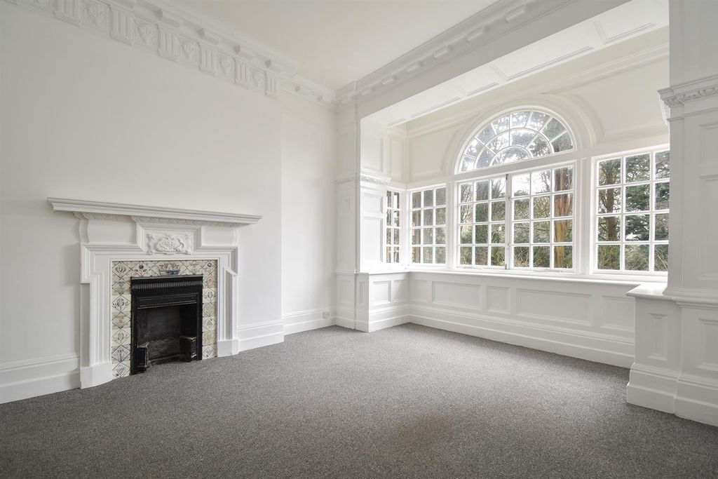 Property photo 1 of 11 Living Room