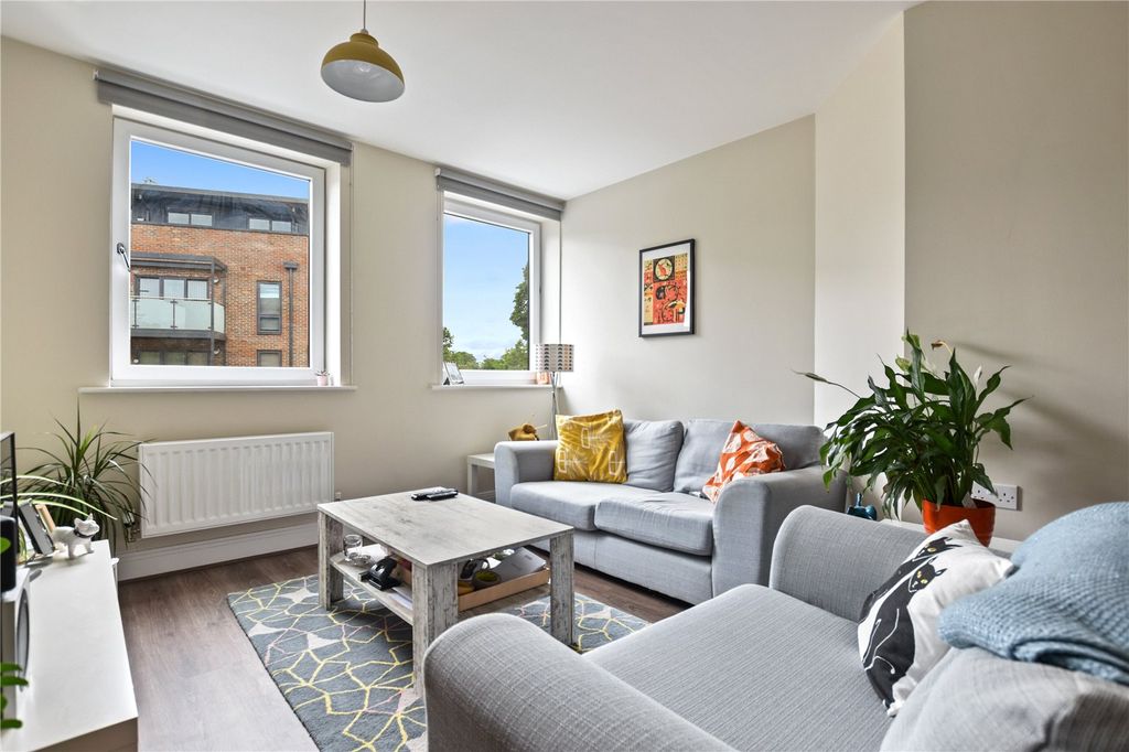 Property photo 3 of 8 Lounge