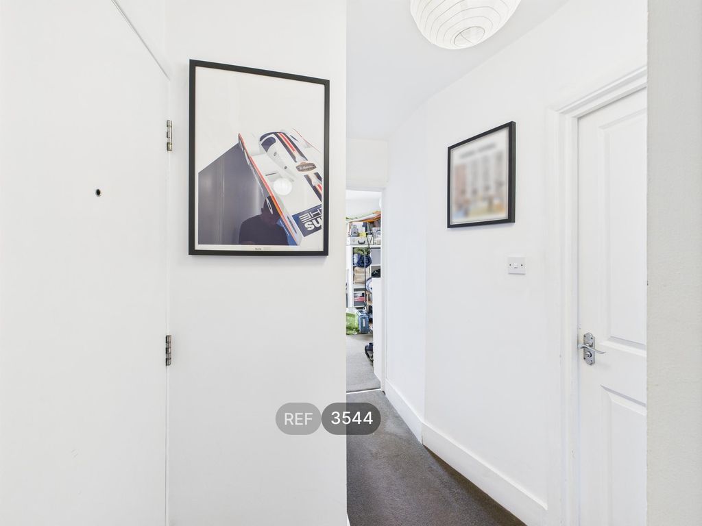 Property photo 3 of 11 Hallway