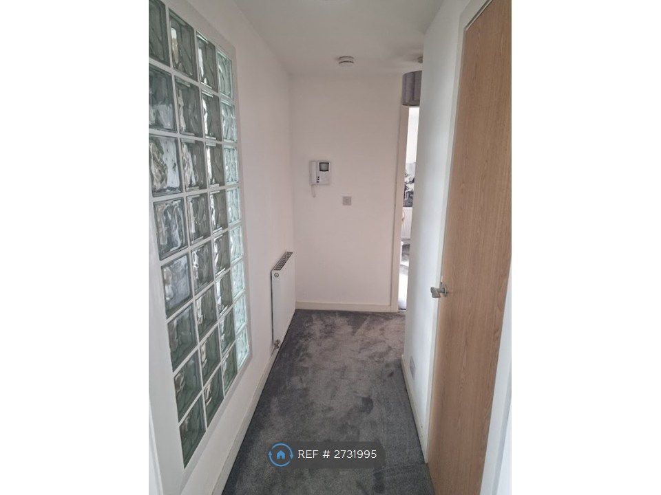 Property photo 3 of 8 Hallway