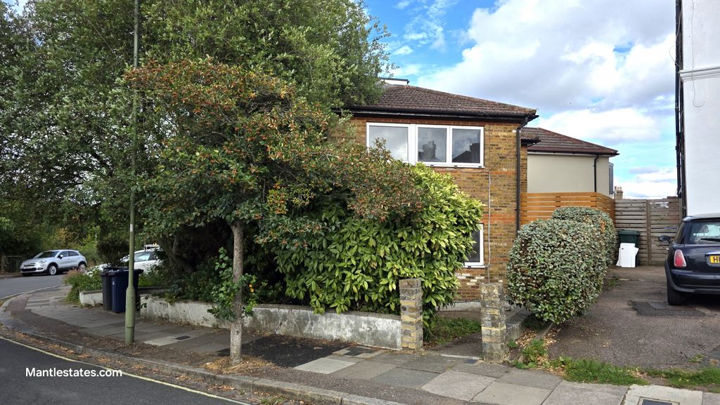 Property photo 1 of 16 2 Bedroom Flat On 2 Levels