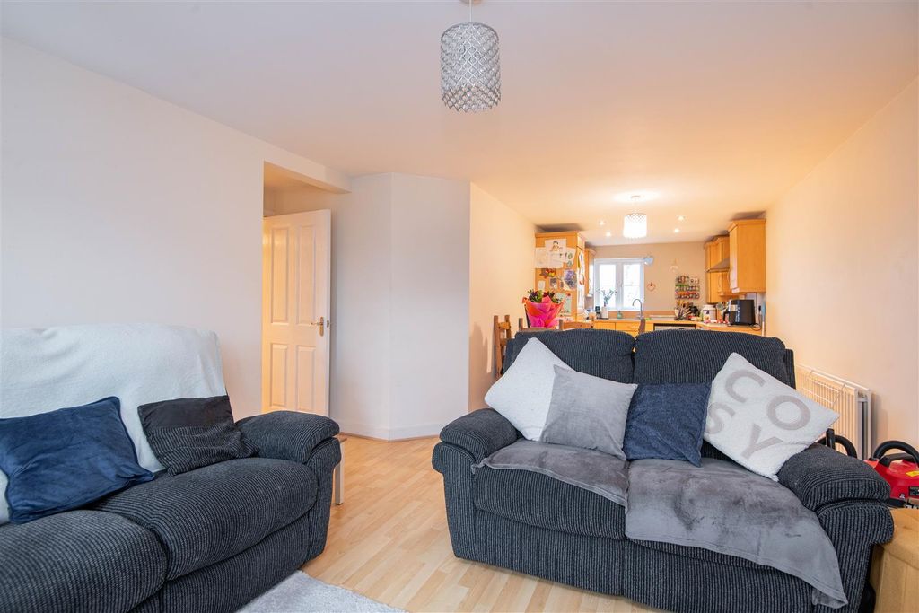 Property photo 2 of 13 Kitchen / Lounge