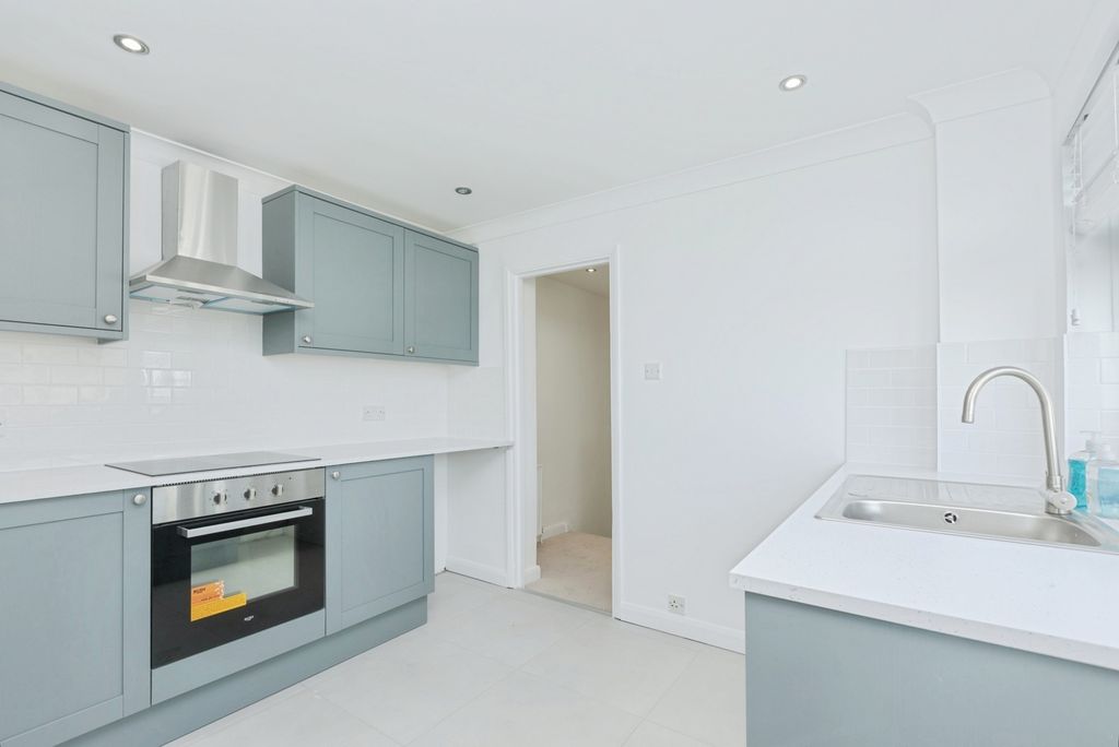 Property photo 2 of 10 Kitchen