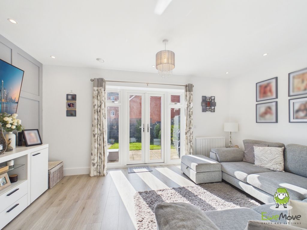 Property photo 2 of 19 Ewemove Estate Agents Basingstoke - Fishbourne