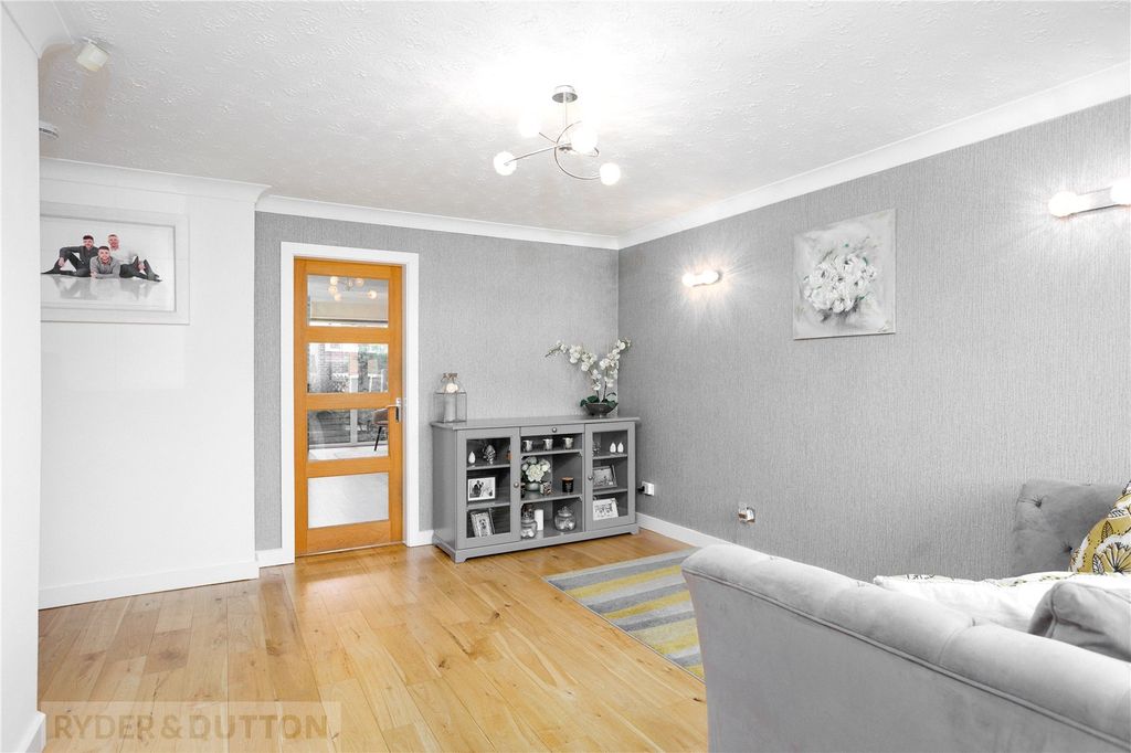 Property photo 3 of 27 Lounge