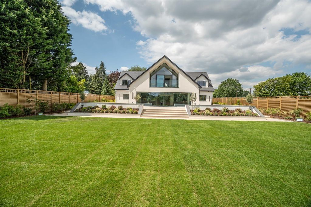 Property photo 3 of 67 Beautiful Southerly Facing Rear Garden