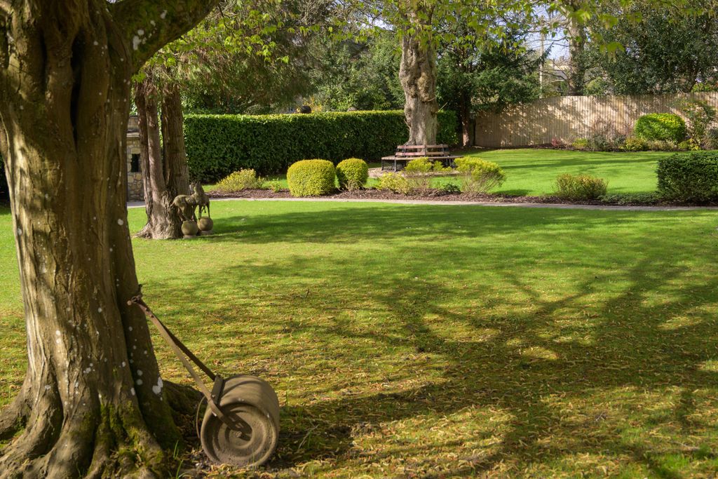 Property photo 2 of 40 Front Garden