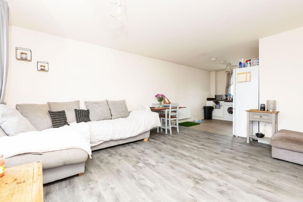 Property photo 3 of 15 Lounge