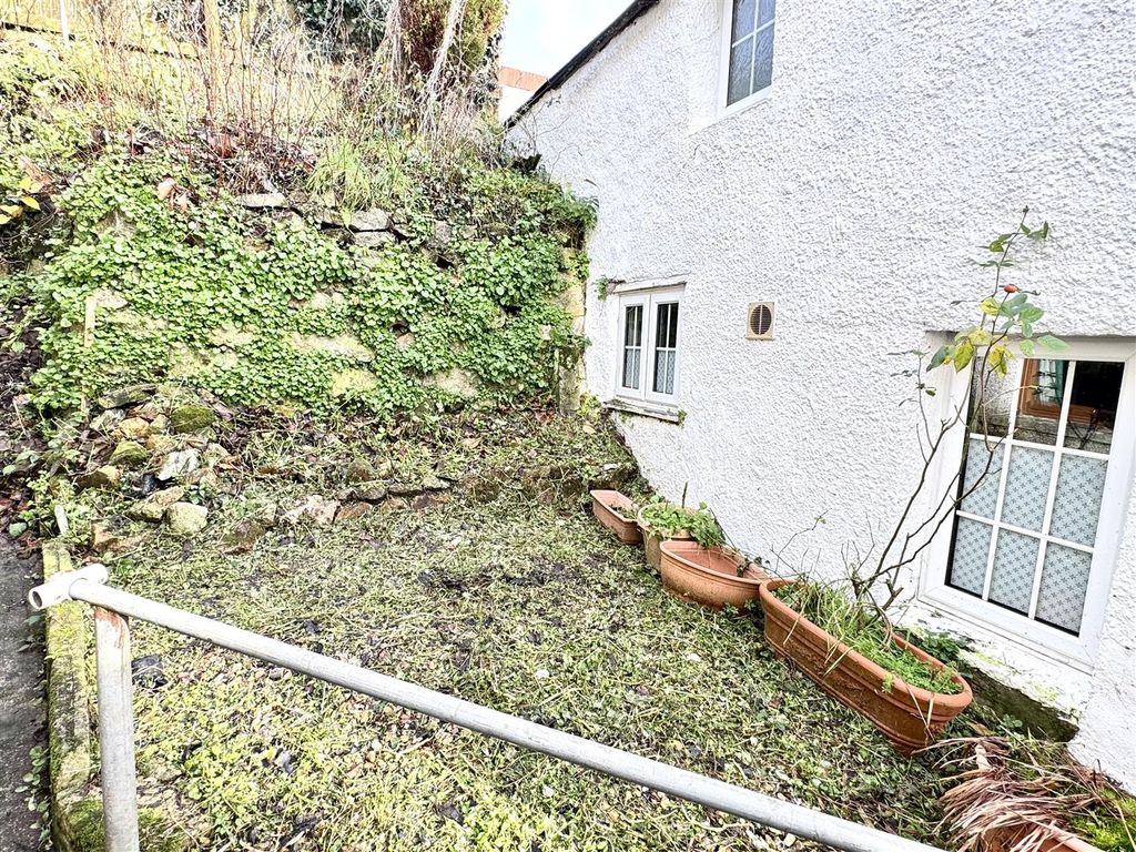 Property photo 3 of 22 Front Garden