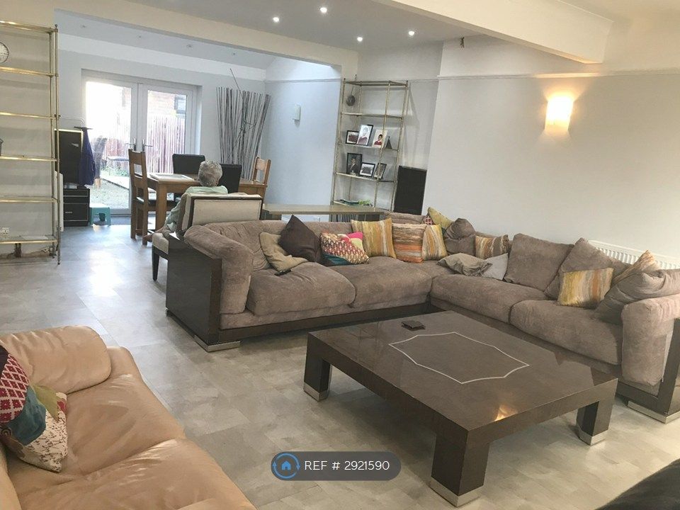 Property photo 3 of 5 Lounge/Dining Area