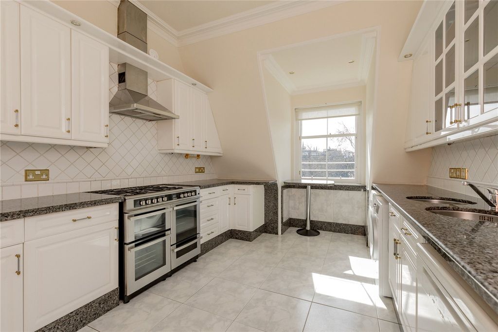 Property photo 3 of 37 Learmonth Terrace 9